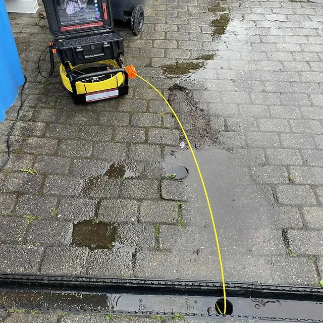 Prosjektbilde: Et avløp fra aquadrain som var fullt i stein som stoppet vannet.