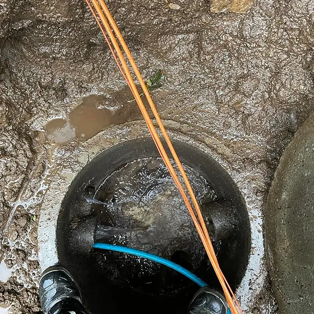 Mann står ved tette rør