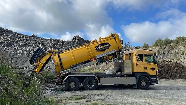 Gul tankbil som tømmer tanken sin