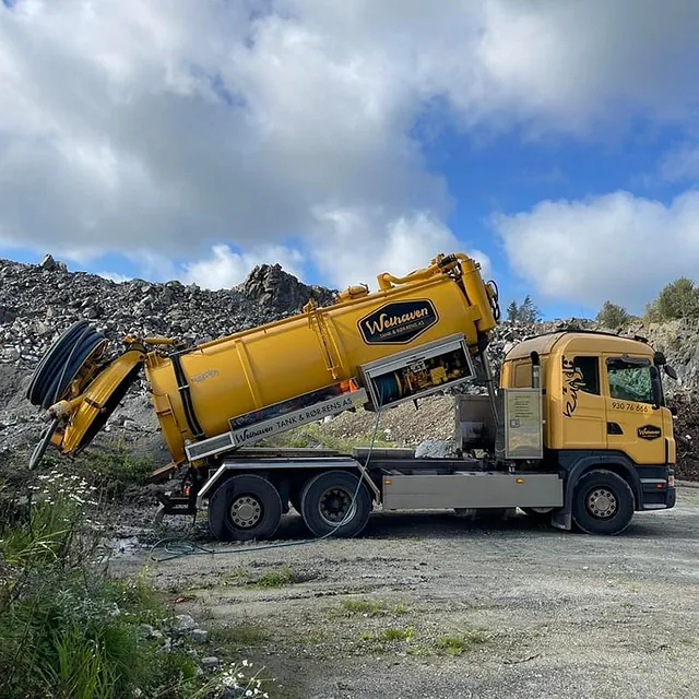 Gul tankbil som tømmer tanken sin