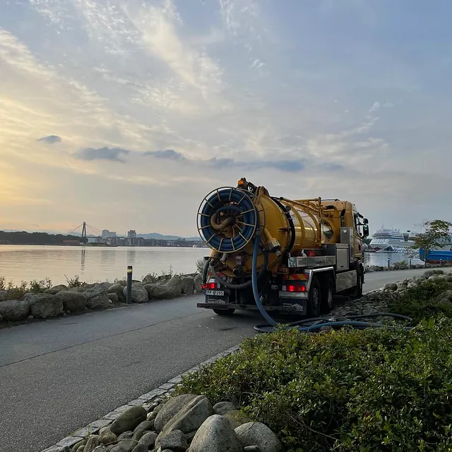 Tankbil i solnedgang